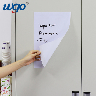 Wは含まれているWhiteboardのフィルム シート11x17のマーカーを付ける乾燥した消去の壁の皮をむく